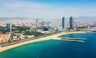 Taxe turistice Barcelona – vedere aeriană asupra plajei Barceloneta și skyline-ul orașului