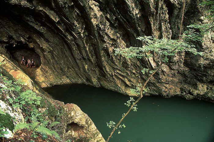 Lacul Dracului din Cheile Nerei, format prin prăbușirea tavanului unei peșteri carstice, județul Caraș-Severin