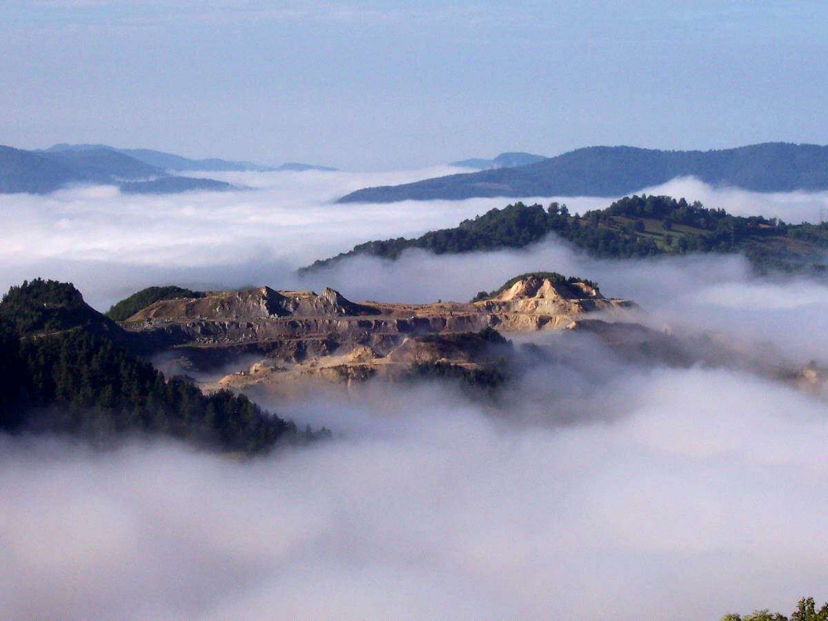Roșia Montană patrimoniu UNESCO – cariera minieră înconjurată de ceață dimineața, Munții Apuseni