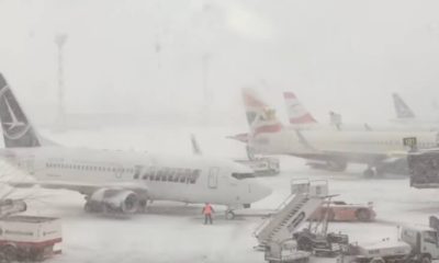aeronave pe aeroport în timpul unei furtuni de iarnă ilustrând operațiuni TAROM în vreme severă