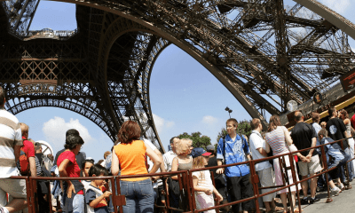 turiști la Turnul Eiffel în Paris, exemplu de taxe turistice în orașele europene
