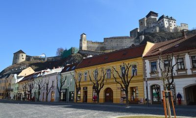 Castelul Trenčín, oraș Capitală Europeană a Culturii 2026, văzut din piața principală