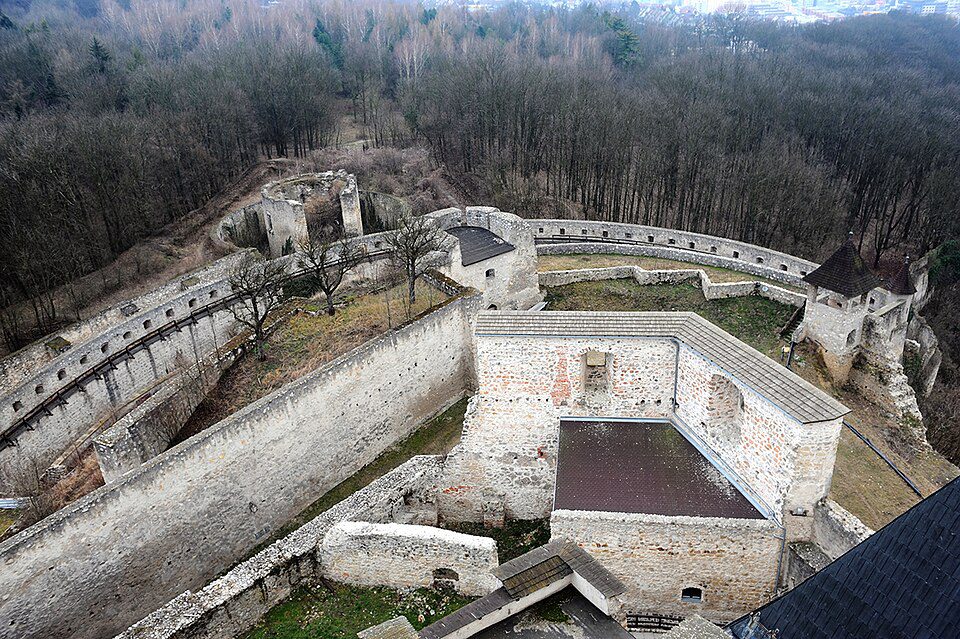 Zidurile de apărare ale castelului Trenčín, Capitală Europeană a Culturii 2026, văzute de sus