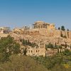 Acropola Atenei văzută de pe Dealul Filopappos cu Odeonul lui Herodes Atticus în prim-plan, city break Atena 1 Mai 2026