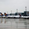Terminal aeroport Frankfurt cu tablou de zboruri anulate în timpul grevei Lufthansa aprilie 2026