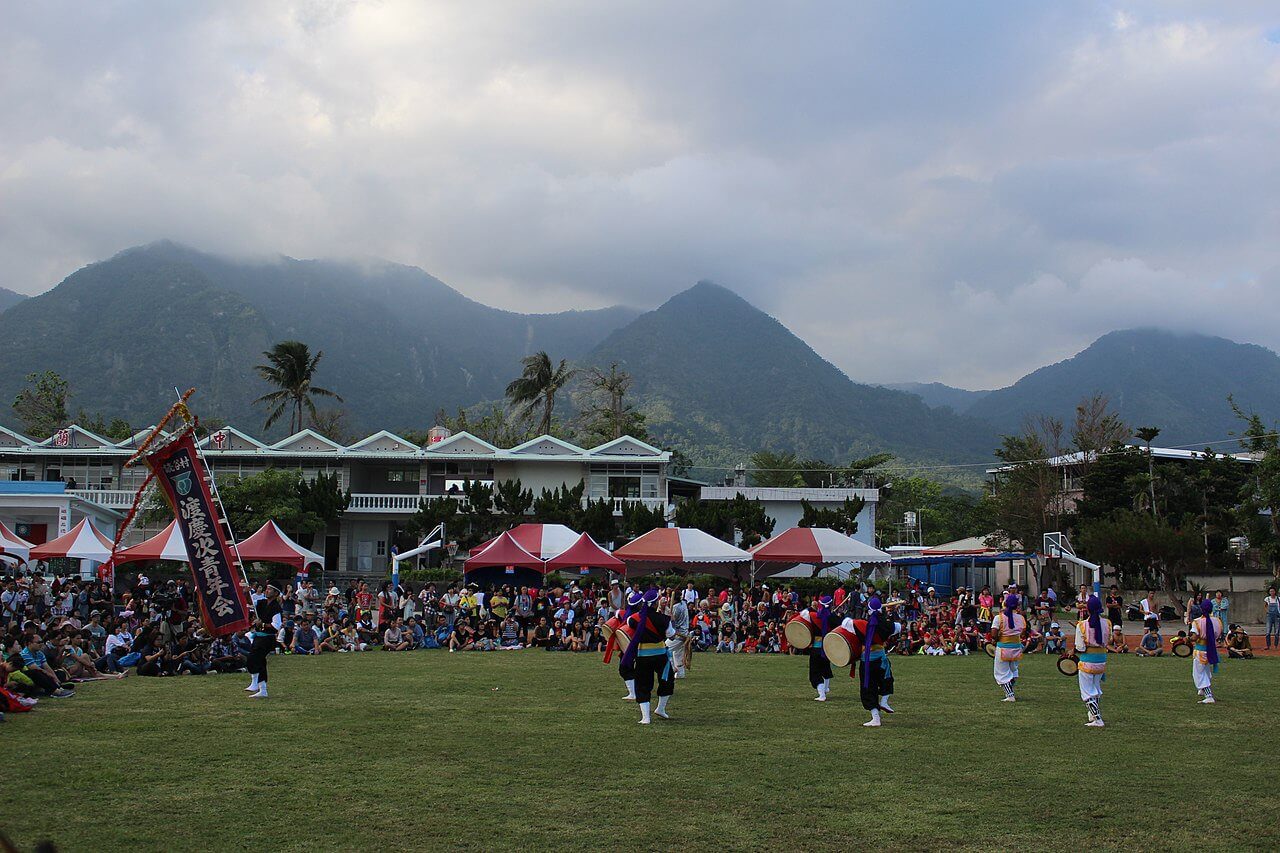 Dans tradițional Eisa în Okinawa, Japonia, una dintre cele cinci Zone Albastre asociate cu longevitate