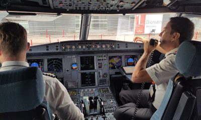 Vedere din cockpit spre un orizont nocturn, ilustrând siguranța aviatică în zone de conflict.