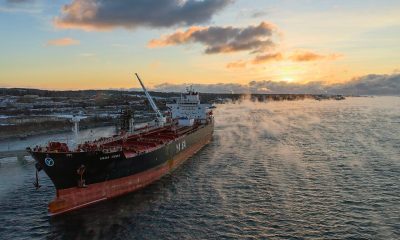 Tanker petrolier pe apă la apus, ilustrând perturbările din lanțul de aprovizionare cu combustibil pentru avioane în Europa în 2026