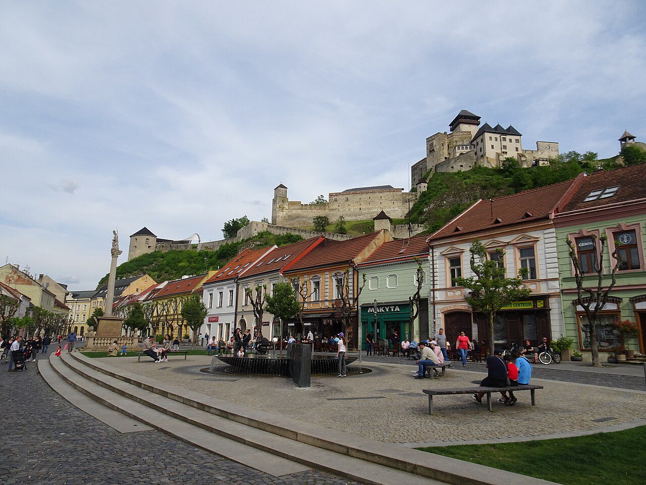 Piața principală din Trenčín, Capitală Europeană a Culturii 2026, cu terase, fântână și castelul în fundal