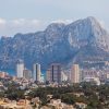 Stânca Peñón de Ifach domină skyline-ul stațiunii Calpe, una dintre destinațiile-cheie pentru o vacanță Costa Blanca 2026