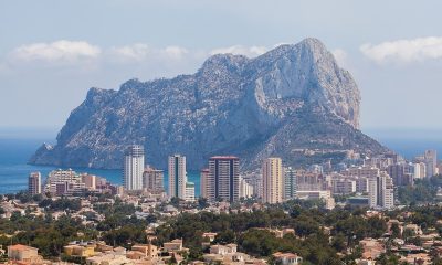 Stânca Peñón de Ifach domină skyline-ul stațiunii Calpe, una dintre destinațiile-cheie pentru o vacanță Costa Blanca 2026