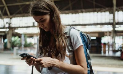 Pasager folosind o aplicație de rezervare a biletelor de avion pe smartphone