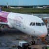 Aeronavă Airbus A321neo Wizz Air pe platforma unui aeroport european, cu scara de îmbarcare atașată