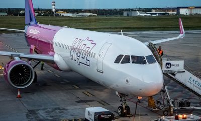 Aeronavă Airbus A321neo Wizz Air pe platforma unui aeroport european, cu scara de îmbarcare atașată