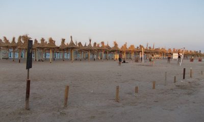 Plajă aproape goală cu umbrele de stuf pe litoralul românesc, minivacanța de Rusalii 2026