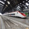 Bilet unic tren Europa: pasageri pe peronul gării Milano Centrale