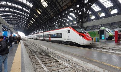 Bilet unic tren Europa: pasageri pe peronul gării Milano Centrale