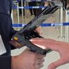EES frontieră Schengen: polițist de frontieră scanează pașaportul și preia amprentele unui călător
