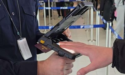 EES frontieră Schengen: polițist de frontieră scanează pașaportul și preia amprentele unui călător