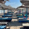 Litoral 1 mai 2026 - plajă cu șezlonguri și umbrele goale pe litoralul românesc