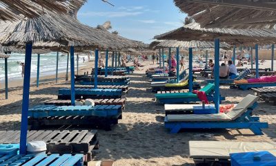 Litoral 1 mai 2026 - plajă cu șezlonguri și umbrele goale pe litoralul românesc