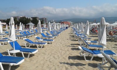 Plajele bulgărești preturi euro: șezlonguri și umbrele pe plaja din Sunny Beach