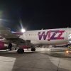 Aeronavă Wizz Air pe pistă, ilustrație rute anulate din România