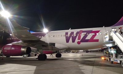 Aeronavă Wizz Air pe pistă, ilustrație rute anulate din România