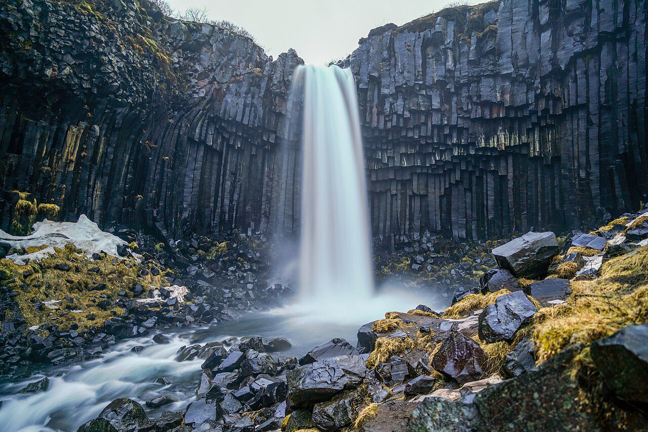 Cascada Svartifoss din Islanda, una dintre cele mai sigure țări din lume