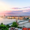 Vapoare de croazieră pe Dunăre la Budapesta, cu Podul cu Lanțuri și Parlamentul la apus