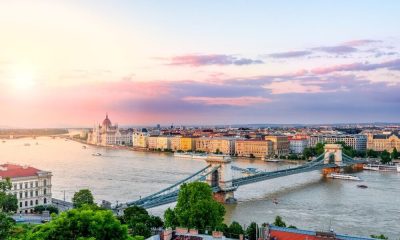 Vapoare de croazieră pe Dunăre la Budapesta, cu Podul cu Lanțuri și Parlamentul la apus