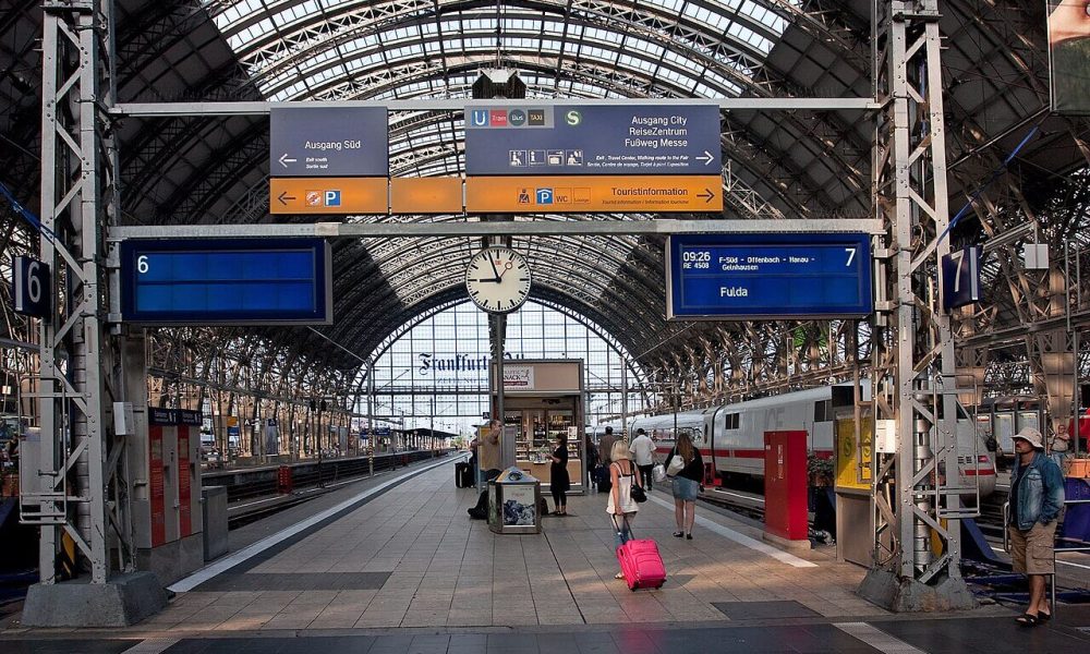 Hala cu peroane din gara Frankfurt (Main), capătul vestic al trenului direct Polonia Germania