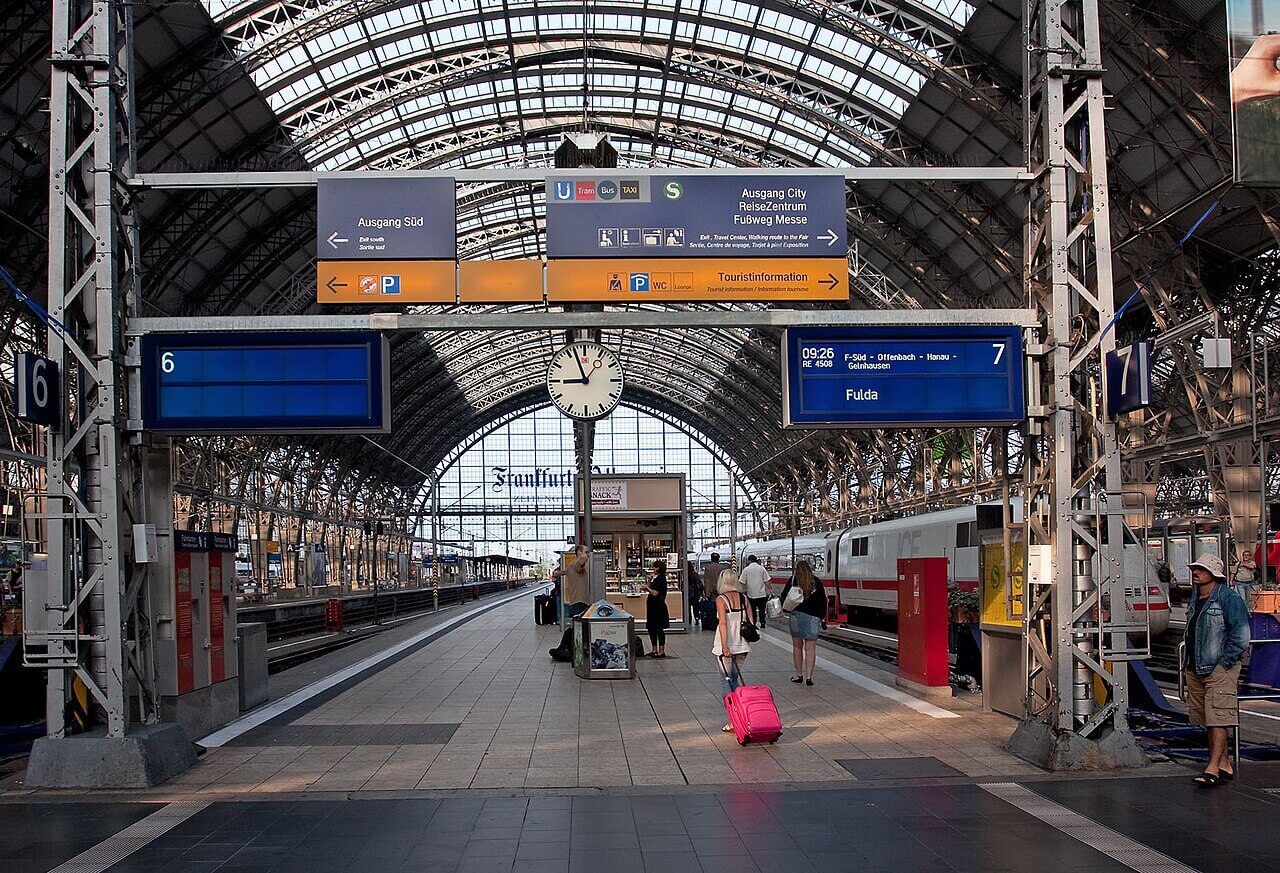 Hala cu peroane din gara Frankfurt (Main), capătul vestic al trenului direct Polonia Germania
