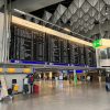 Panou de plecări pe aeroportul din Frankfurt, ilustrând tema compensațiilor pentru zboruri întârziate