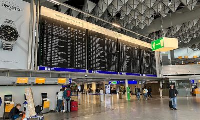 Panou de plecări pe aeroportul din Frankfurt, ilustrând tema compensațiilor pentru zboruri întârziate