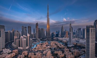 Panoramă din Downtown Dubai cu Burj Khalifa la apus, oraș vizat de programul A Dubai Invite