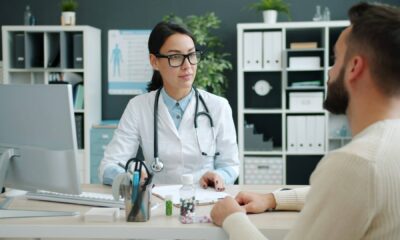 Medic în consultație cu un pacient, ilustrare pentru asigurare de călătorie