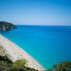 Restricții pe plaje în Grecia: golf cu apă turcoaz și umbrele răsfirate pe nisip