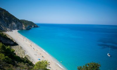 Restricții pe plaje în Grecia: golf cu apă turcoaz și umbrele răsfirate pe nisip
