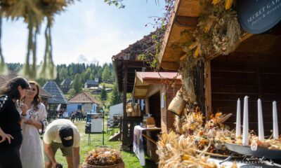 Vizitatori la Taste of Transylvania, în satul-muzeu Gyimesi Skanzen din Lunca de Jos