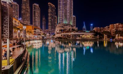 Lacul Burj și turnurile din Downtown Dubai noaptea, oraș vizat de programul A Dubai Invite