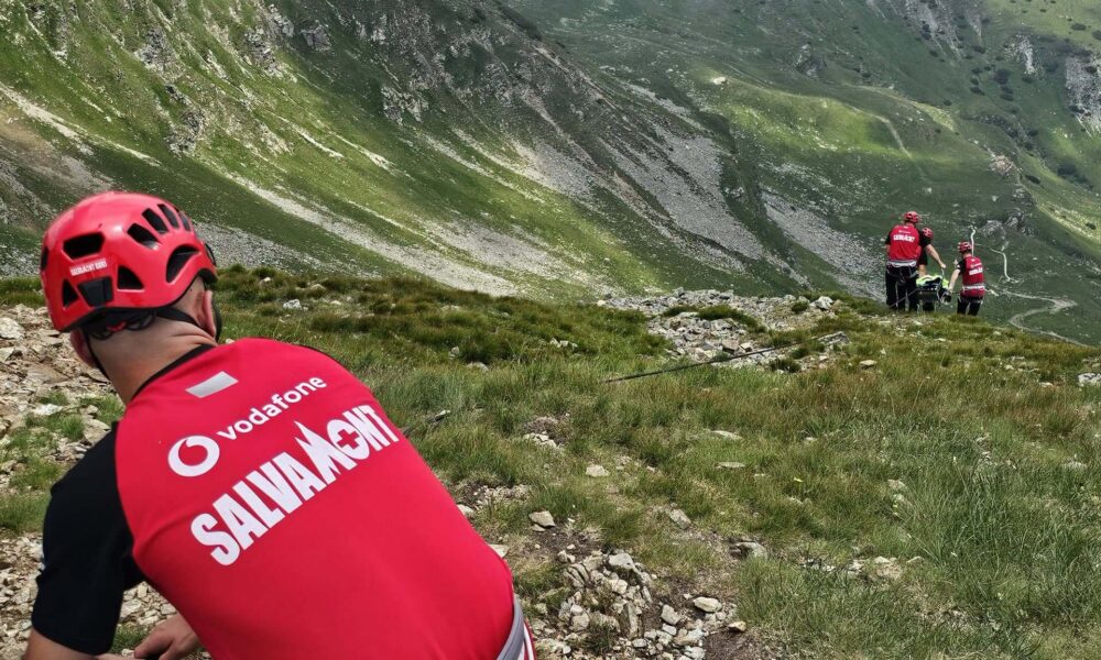 Salvatori montani în timpul unei intervenții, într-o lună cu 542 de acțiuni de salvare la accidente montane
