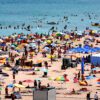 Șezlonguri și umbrele pe o plajă de pe litoralul românesc, unde un sejur a costat în medie 3.773 de lei în 2026