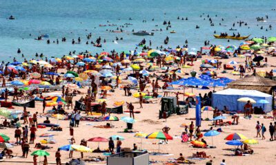 Șezlonguri și umbrele pe o plajă de pe litoralul românesc, unde un sejur a costat în medie 3.773 de lei în 2026