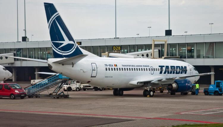 Zboruri TAROM Tel Aviv – aeronavă Boeing 737 TAROM pe platformă aeroportuară