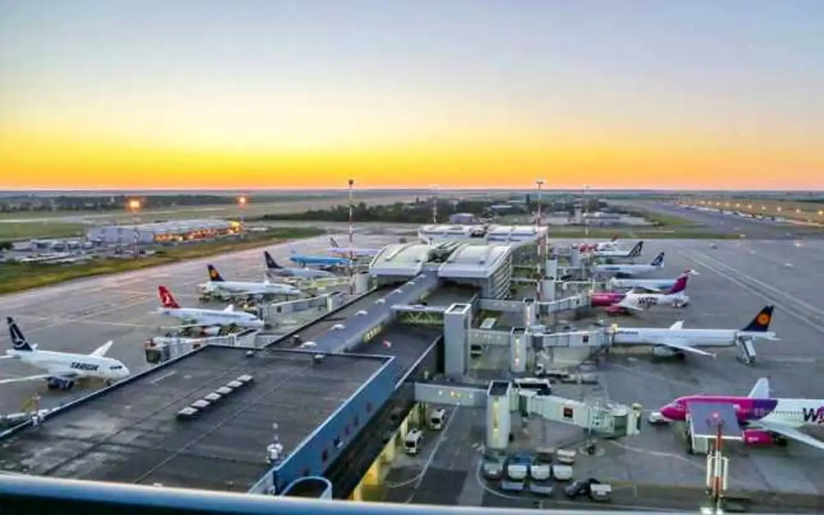 Zboruri TAROM Orientul Mijlociu – aeronave pe platforma Aeroportului Internațional Henri Coandă București