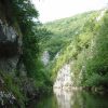 Cheile Nerei traseu – pereții de calcar jurasic și râul Nera în Parcul Național Cheile Nerei-Beușnița