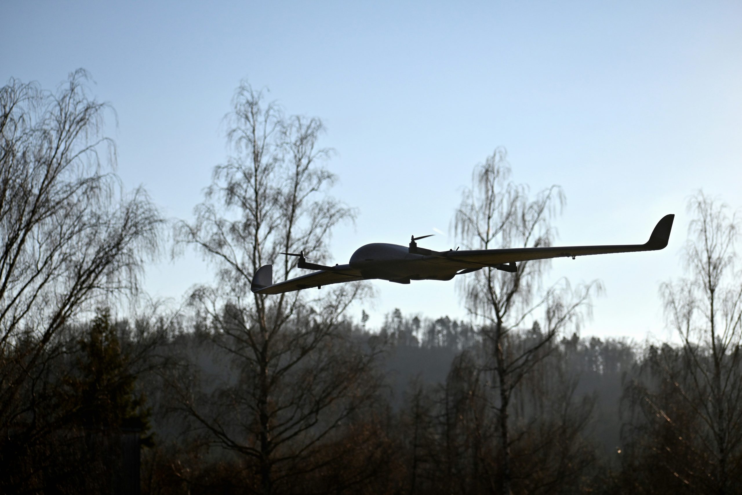 Romaero drone militare – UAV cu aripă fixă în zbor pe cer senin