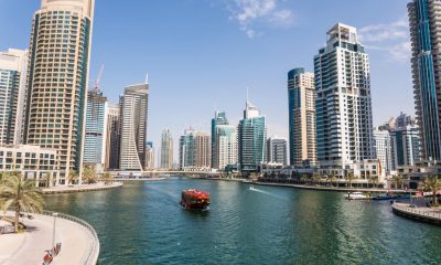 Dubai Marina cu zgârie-nori și canale artificiale, destinație populară pentru o vacanță în Dubai