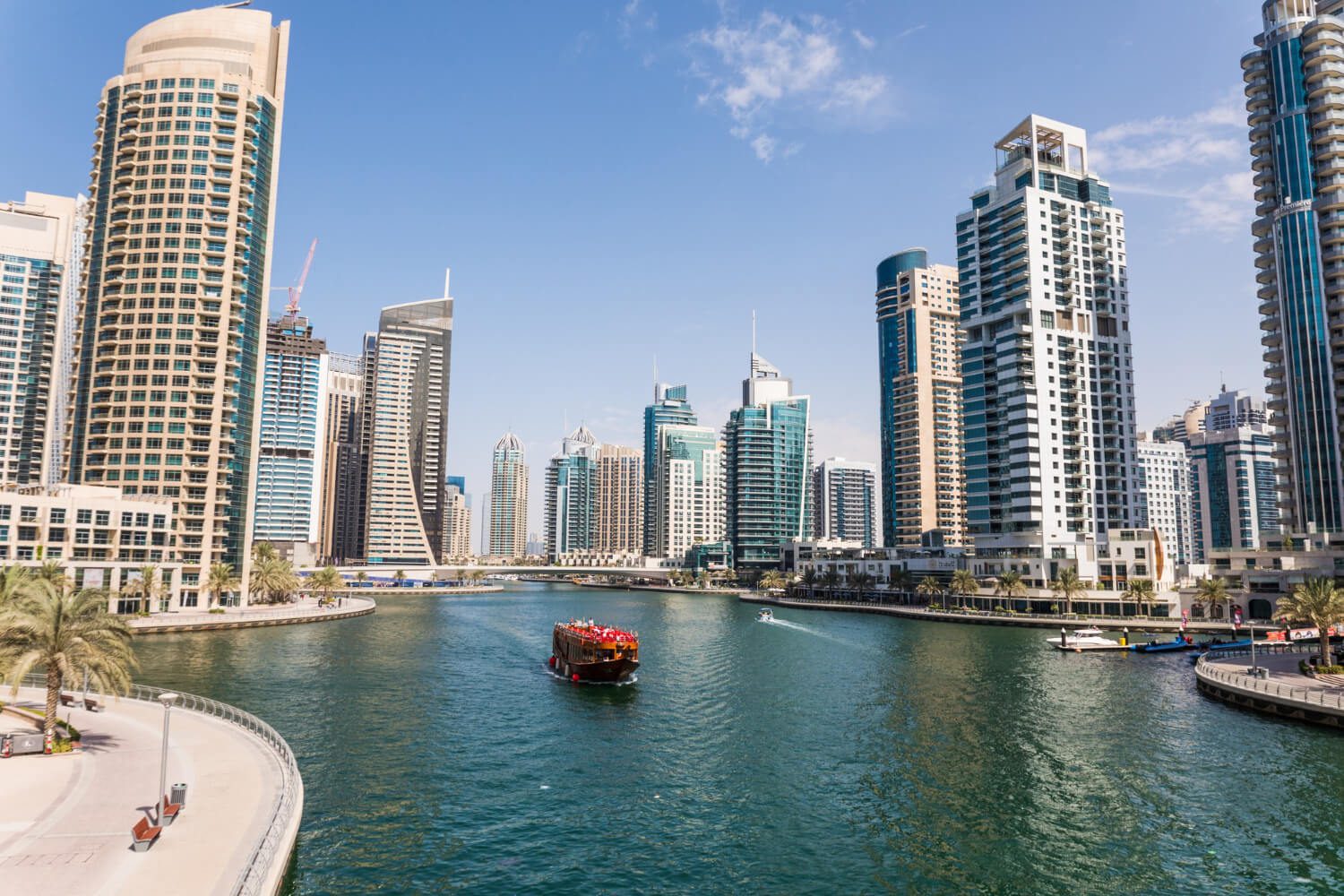 Dubai Marina cu zgârie-nori și canale artificiale, destinație populară pentru o vacanță în Dubai